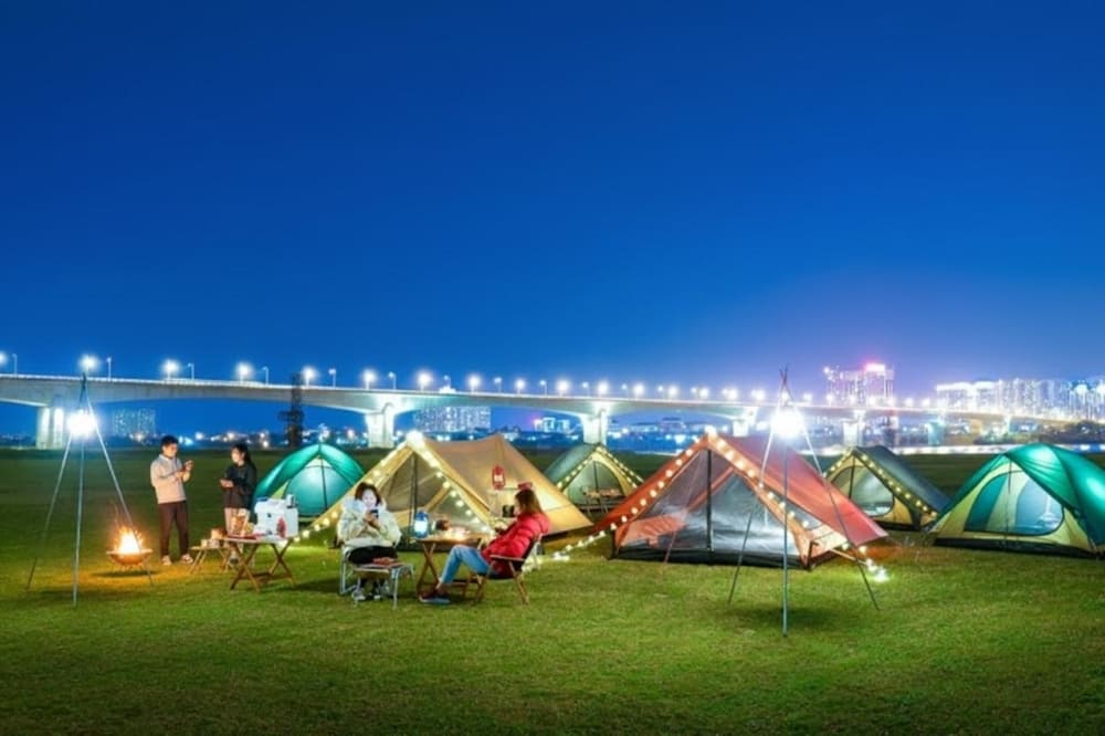 Cắm trại qua đ&ecirc;m tại b&atilde;i đ&aacute; S&ocirc;ng Hồng